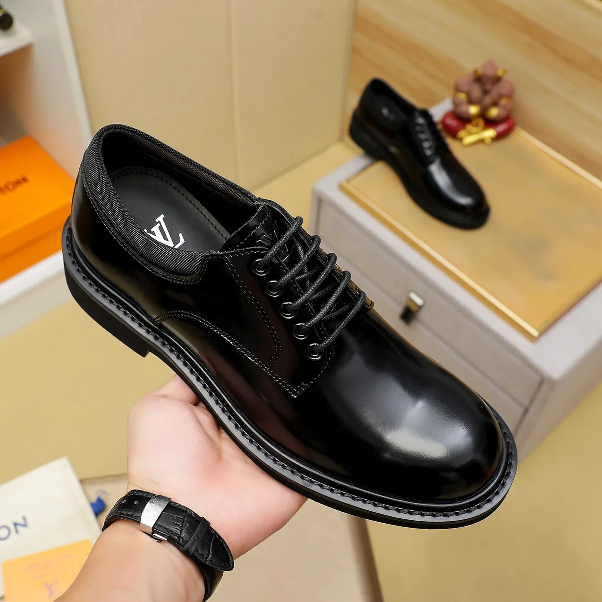 Men's shoes 💰 660 💰 Louis Vuitton LV ® 🆕 model 🔛Full shoe counter, first layer cowhide, 🐂leather lining casual shoes for men, super soft outsole, essential for driving. Counter synchronization, original first layer cowhide, completely 1:1 mold customization🌹top version, color optional! Number: 39-44 (customized at 38.45)
